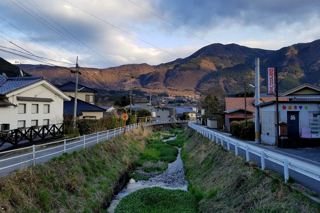 日本小镇的独特举措，持续拉网以遮挡富士山景